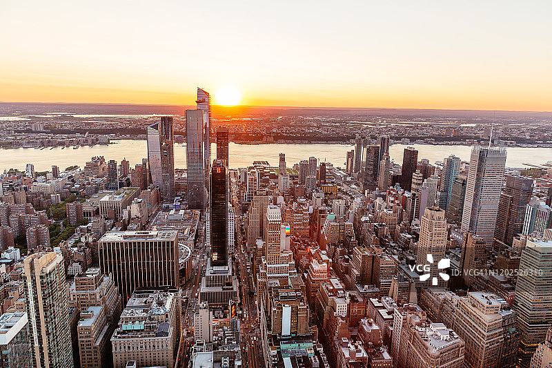 纽约市鸟瞰图城市景观在日落与曼哈顿中城和摩天大楼的哈德逊庭院，纽约，美国图片素材