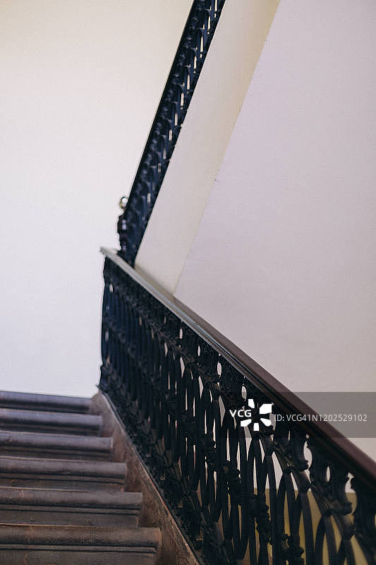 墨西哥克雷塔罗的一处殖民地住宅，带有复杂设计的扶手楼梯图片素材