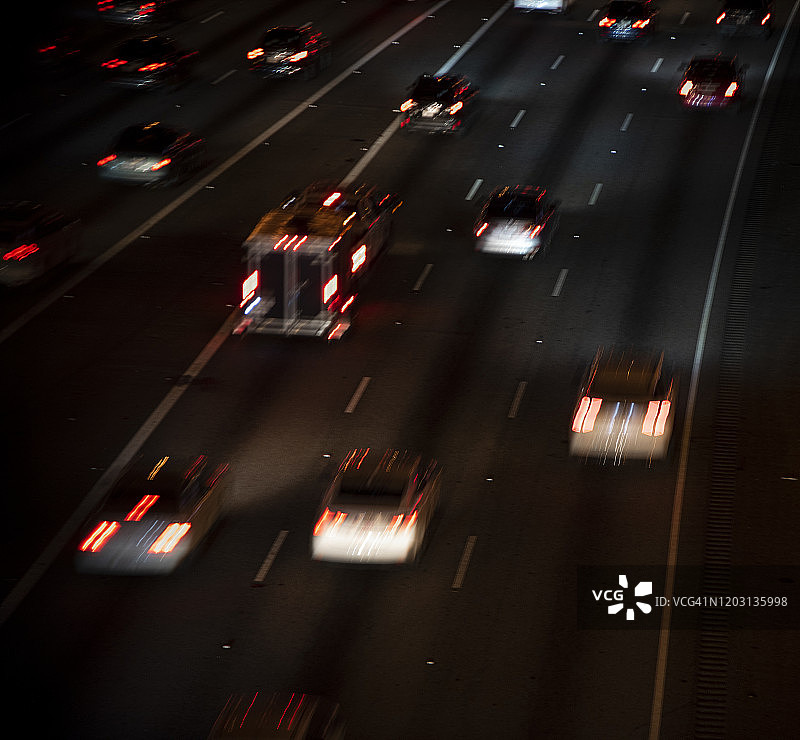 高速公路上的灯光小径在晚上的高角度视图图片素材
