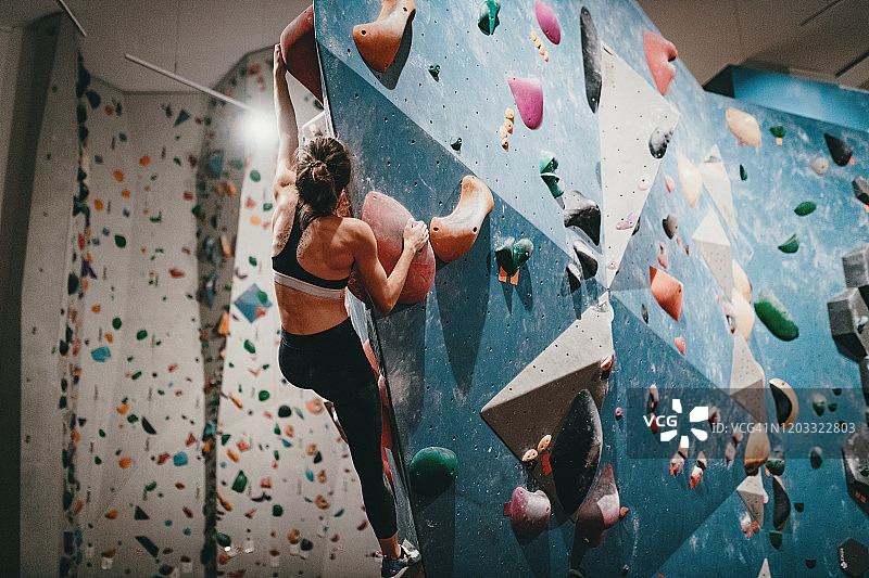 肌肉发达的女人在攀岩训练图片素材