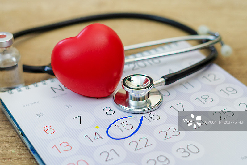 红心和听诊器在日历上注明截止日期。健康和心脏的概念图片素材