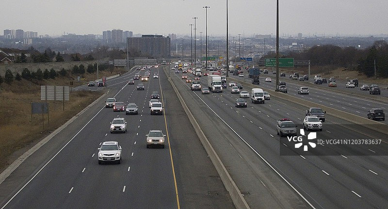多车道高速公路上繁忙的交通图片素材