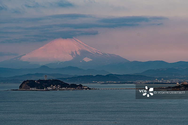 日本神奈川县的富士山和太平洋图片素材