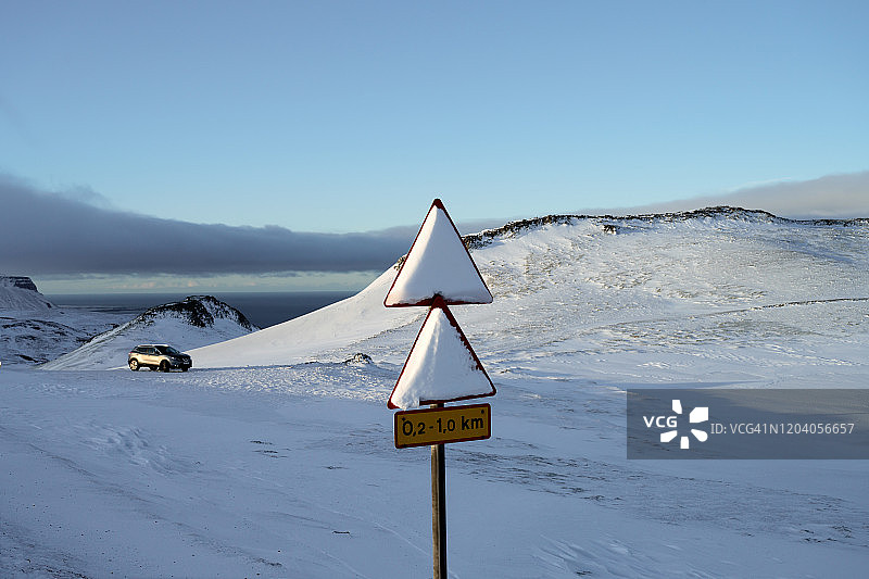 冰岛Snæfellsnes半岛，被雪覆盖的三角形警告标志图片素材