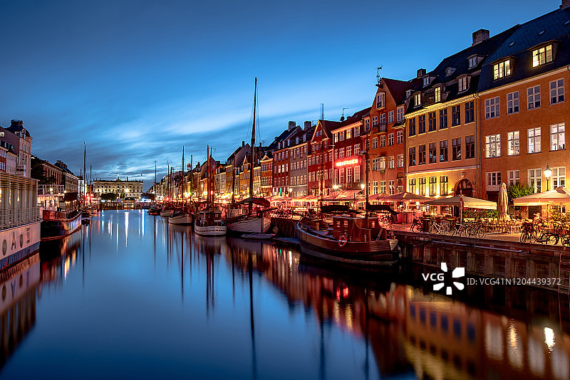 夜晚，丹麦哥本哈根尼哈芬港运河边五颜六色的房子图片素材