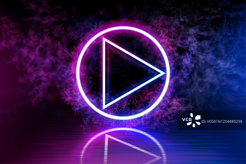霓虹灯颜色的玩家在一个黑暗的背景。右箭头，发光线，符号。黑暗的空间，蓝色和粉红色的霓虹灯反射在地板上。黑暗中的光线，烟雾。向量。图片素材