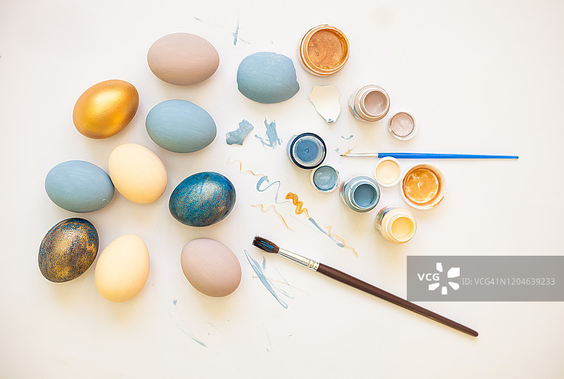 复活节工艺蛋，画笔和颜料，DIY创意，彩色平铺，复活节贺卡图片素材