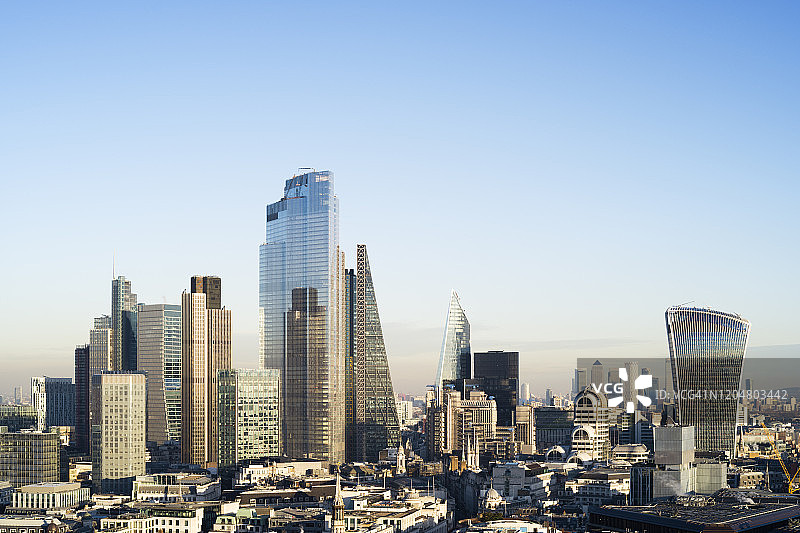 在湛蓝的天空下俯瞰伦敦城市的轮廓线图片素材