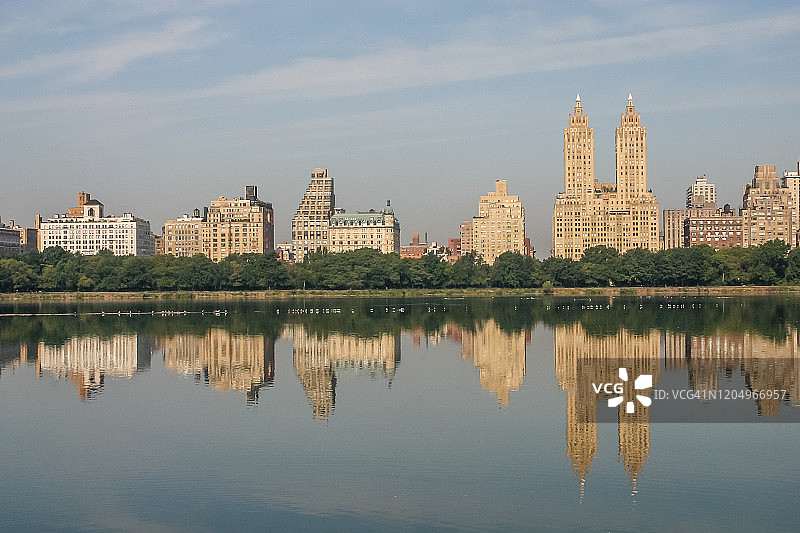 曼哈顿的天际线和中央公园的湖图片素材