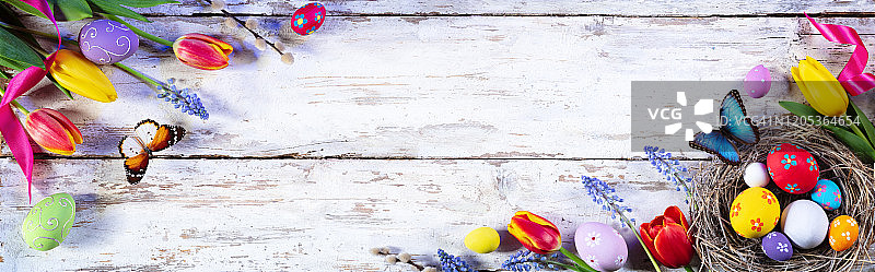 复活节-白色木板上的彩蛋和郁金香图片素材