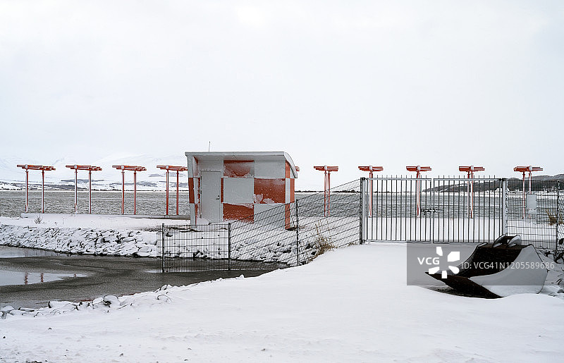 冰岛北部阿库雷里海岸的机场设备图片素材