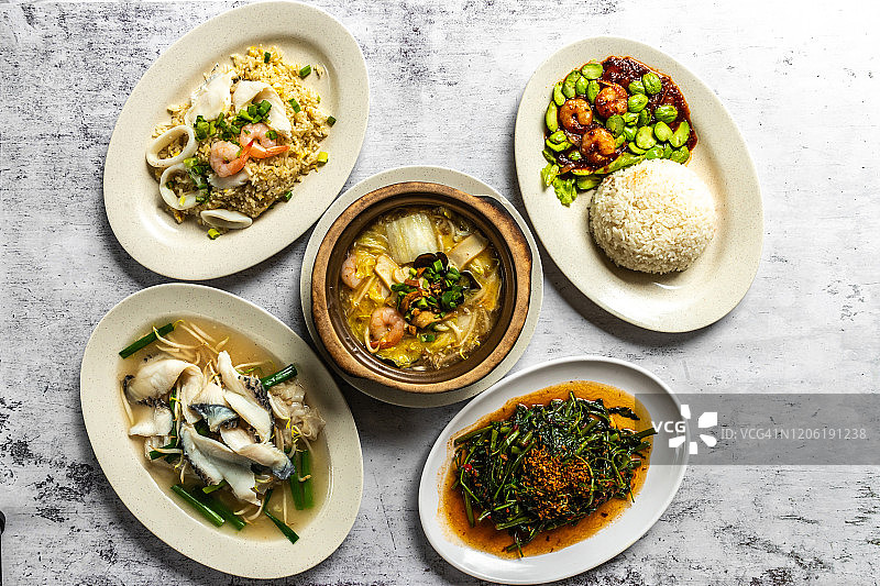 典型的亚洲中餐平铺在桌子上图片素材
