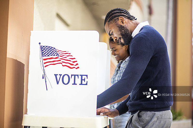 千禧年黑人男女在选举中投票图片素材