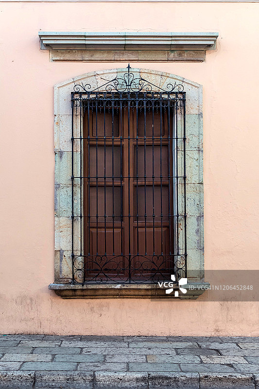 历史悠久的瓦哈卡市的西班牙殖民窗图片素材