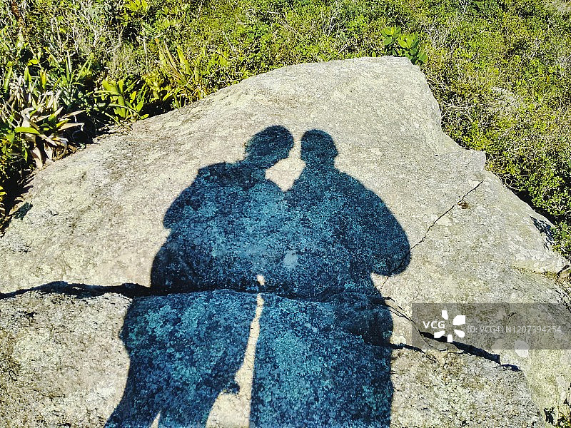 岩石上的一对夫妇的影子图片素材