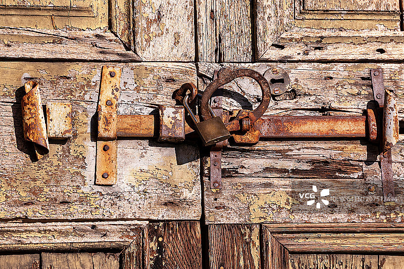 旧木门，有生锈的锁闩和挂锁图片素材