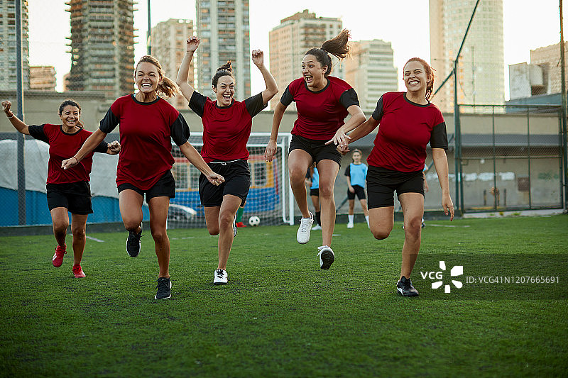 女子足球队庆祝进球。图片素材