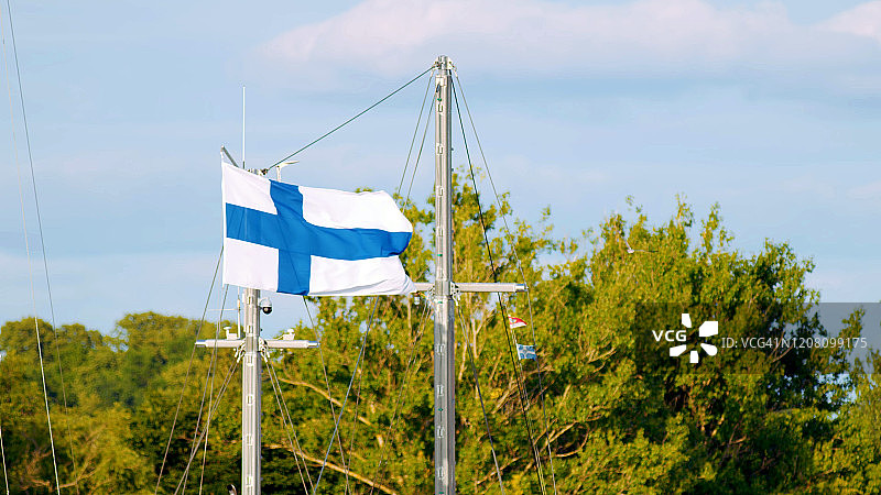 挂在船上桅杆上的芬兰国旗图片素材
