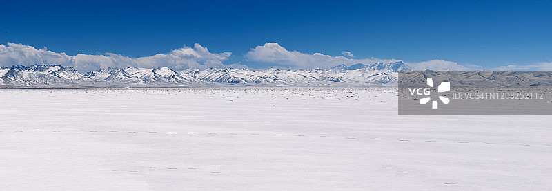高原上辽阔的雪原图片素材