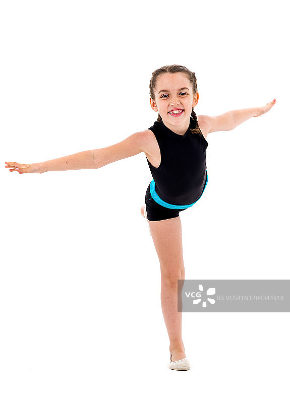 女孩练习和做艺术体操的肖像，白色的背景。图片素材