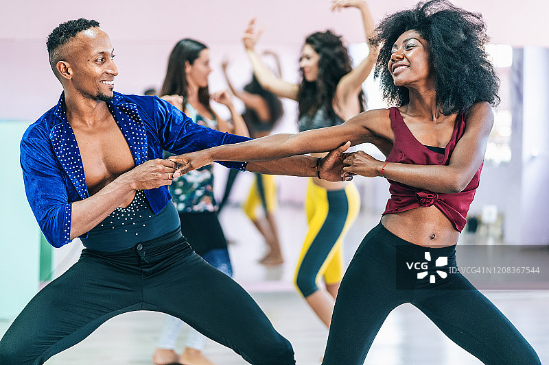 年轻的巴西男人和非洲女人在舞厅跳萨尔萨舞图片素材