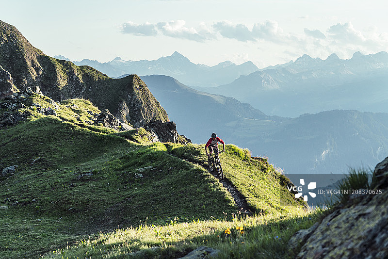 在瑞士格雷森的一个山脊上骑山地车图片素材