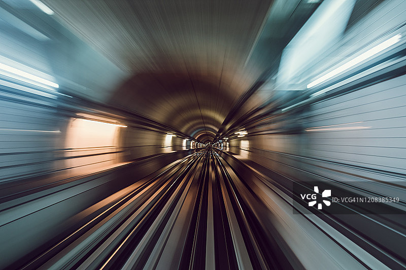 迪拜地铁乘坐隧道，长时间曝光图片素材