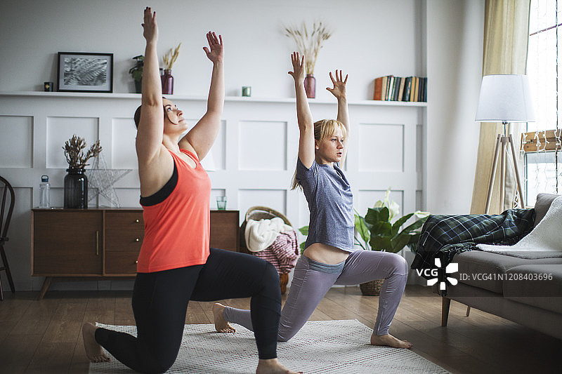 两个年轻女人一起练瑜伽图片素材