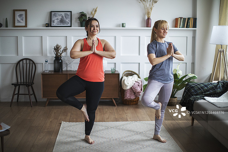 两个年轻女人一起练瑜伽图片素材