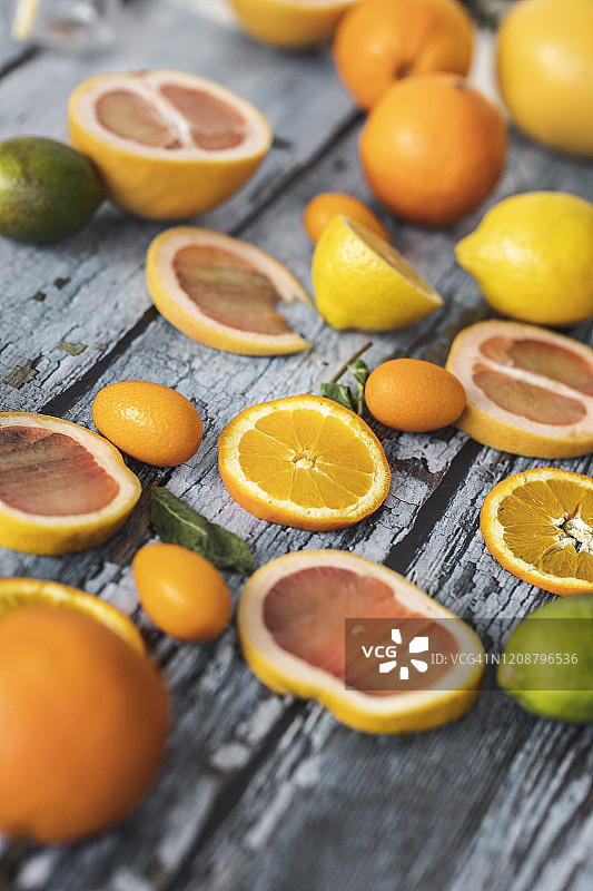 木质背景上的柑橘片图片素材