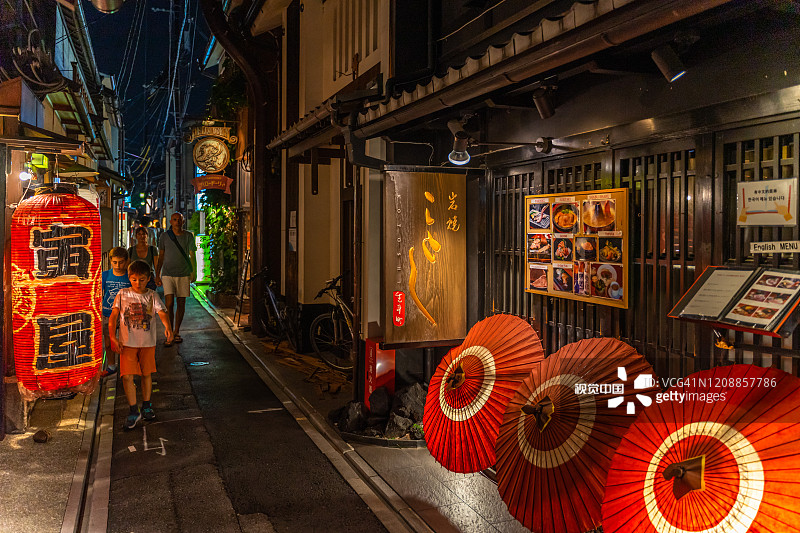 Pontocho的夜景，这是京都一条典型的狭窄小巷，到处都是传统的日本餐馆图片素材