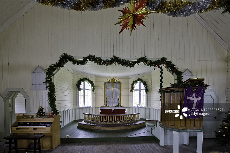 在南乔治亚古利特维肯你的捕鲸者教堂的内部。1913年圣诞节献祭。1922年1月5日，欧内斯特·沙克尔顿爵士的葬礼在这里举行。图片素材