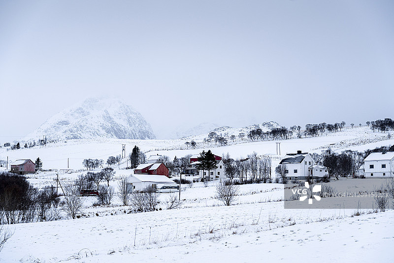 村庄对着雪山图片素材