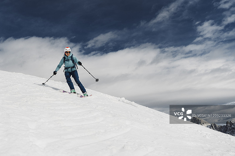女人免费滑下雪山图片素材