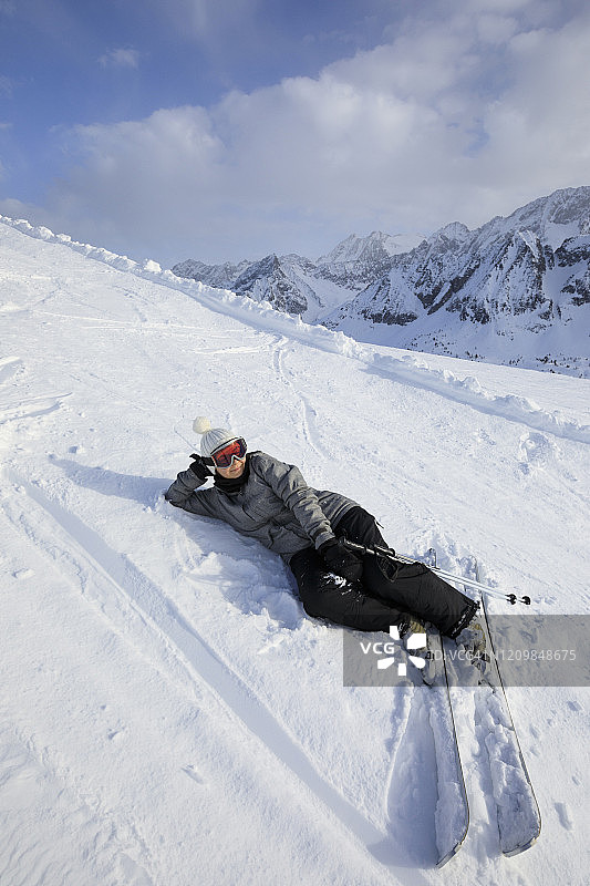 业余冬季运动年轻女子滑雪滑雪在阳光明媚的滑雪胜地Dolomites在意大利图片素材