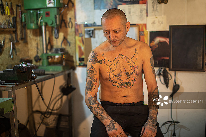 纹身男子正在他的工作室休息图片素材