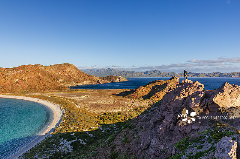 一个男人在科尔特斯海的一个岛上徒步旅行图片素材
