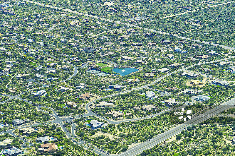 鸟瞰图郊区住宅发展在凤凰城，亚利桑那州图片素材