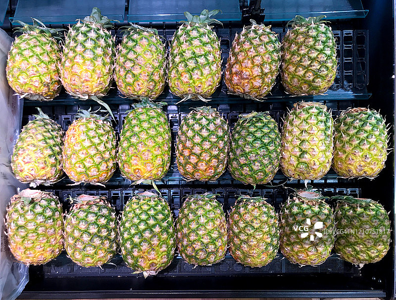 横滨超市里的菲律宾菠萝图片素材