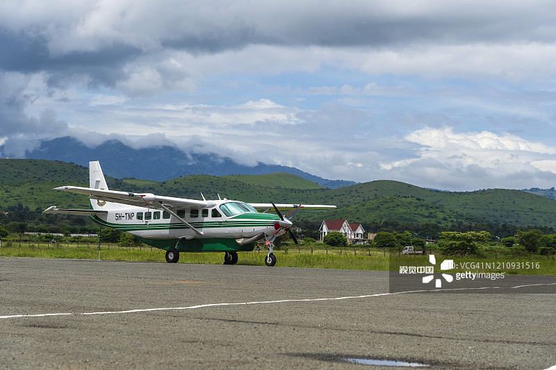 非洲坦桑尼亚阿鲁沙机场起飞前的小型螺旋桨飞机图片素材
