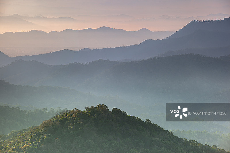 泰国南邦，鸟翅观景台，日出天空图片素材