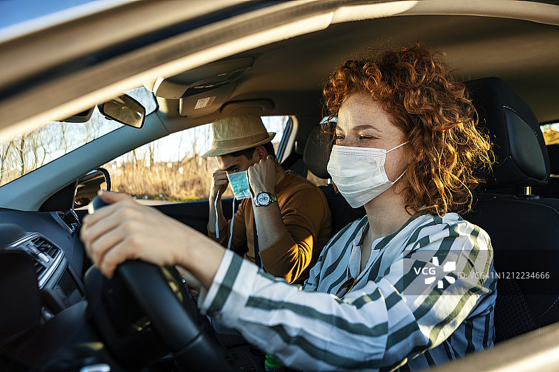 夫妇在车里戴上卫生口罩防止病毒图片素材