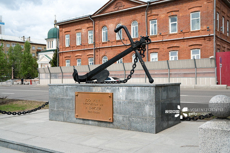 这座纪念碑的背景是内务部大楼，是为了纪念叶尼塞号航运100周年而建造的。俄罗斯克拉斯诺雅茨克。图片素材