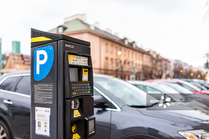 华沙停车罚单支付自动售货机，用于支付停在华沙的汽车的费用图片素材