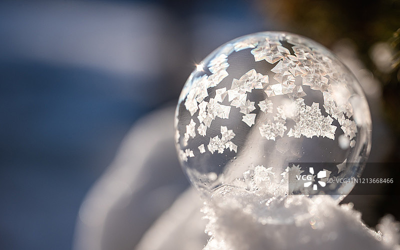 这是一个冬日里，肥皂泡在雪中冻结的特写画面。图片素材