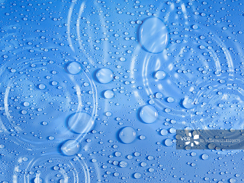 雨水滴在五彩缤纷的背景上。图片素材
