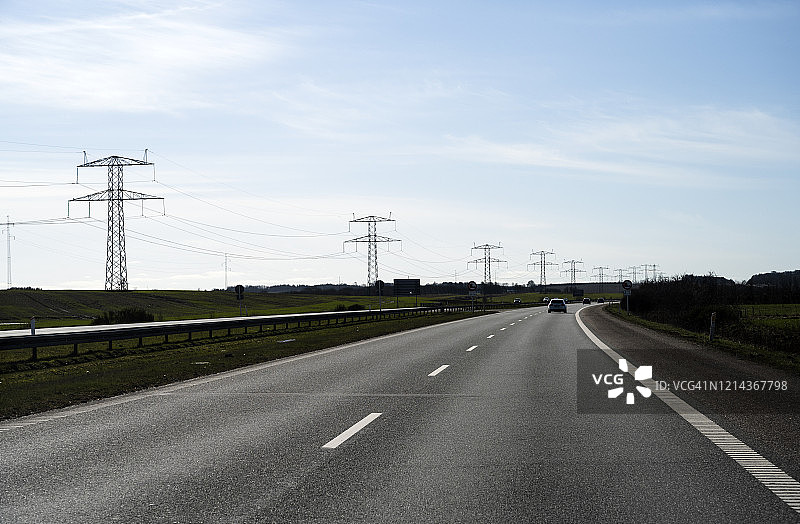德国汉堡附近a7高速公路上的输电塔图片素材
