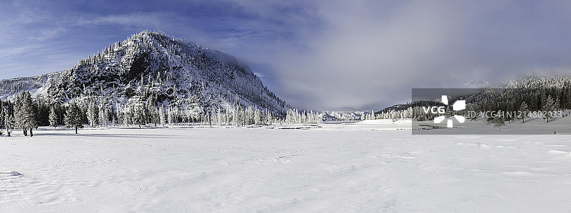 黄石国家公园的麦迪逊谷被白雪覆盖。全景图片素材