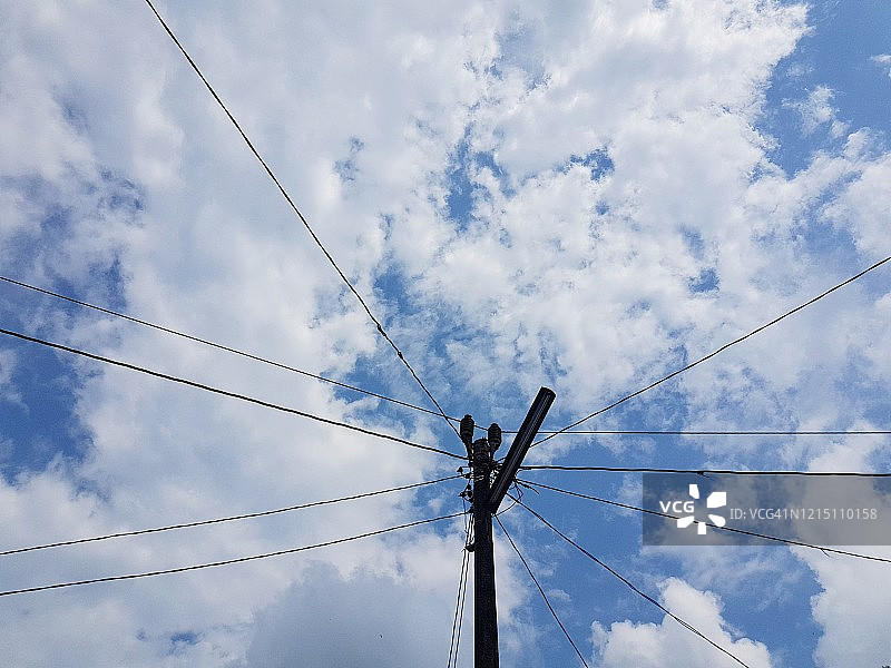低角度的电塔对蓝天和云图片素材