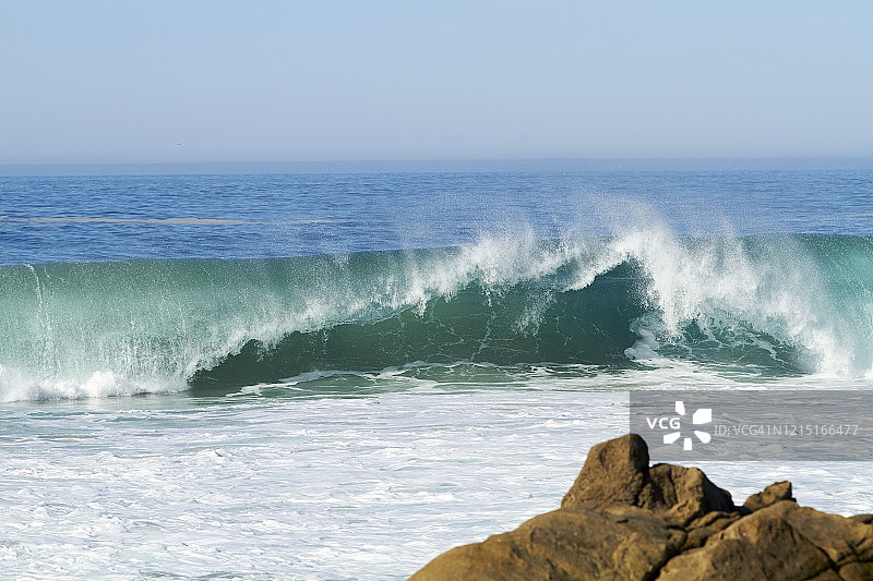 一股海浪冲击着加利福尼亚北部的海岸图片素材
